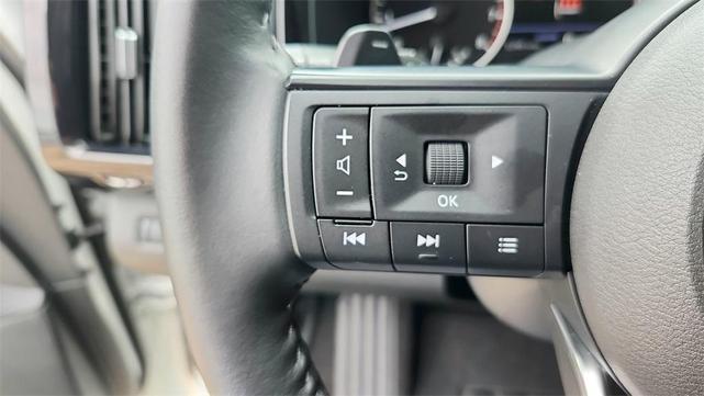 Photo of 2024 White Nissan Pathfinder
