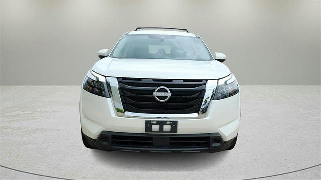 Photo of 2024 White Nissan Pathfinder