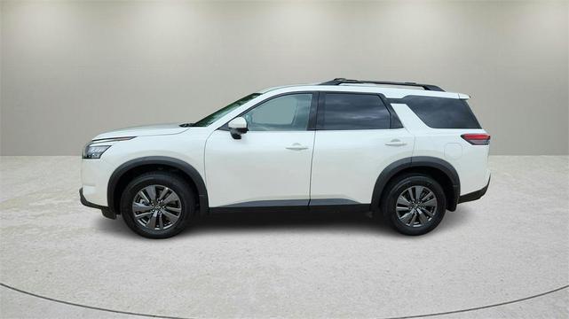 Photo of 2024 White Nissan Pathfinder