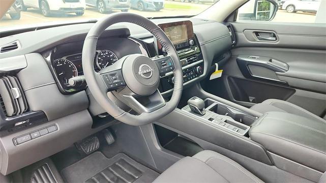 Photo of 2024 White Nissan Pathfinder