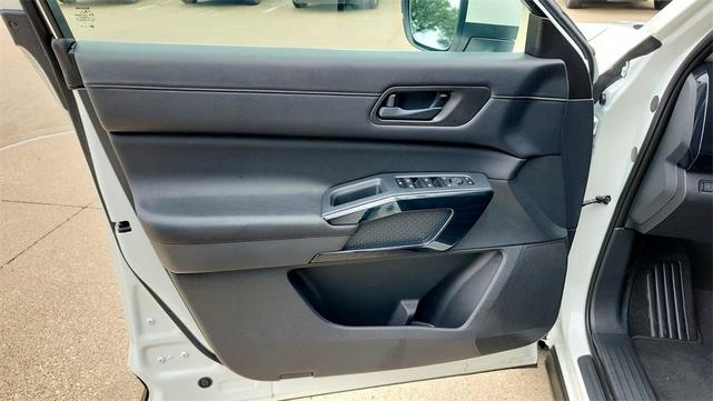 Photo of 2024 White Nissan Pathfinder