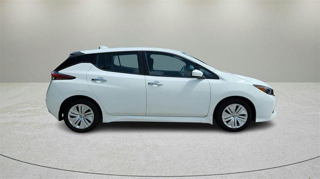 Photo of 2023 Glacier White Nissan Leaf
