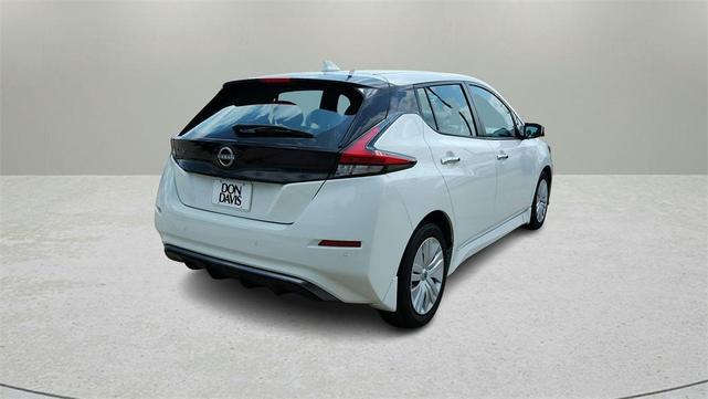 Photo of 2023 Glacier White Nissan Leaf
