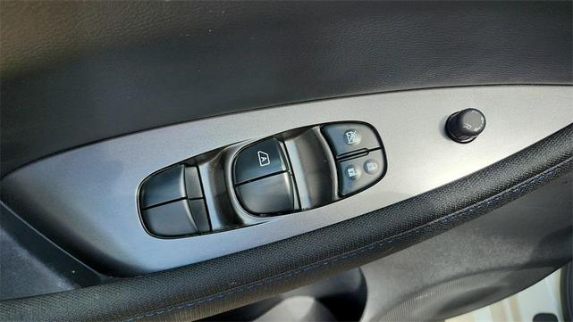 Photo of 2023 Glacier White Nissan Leaf