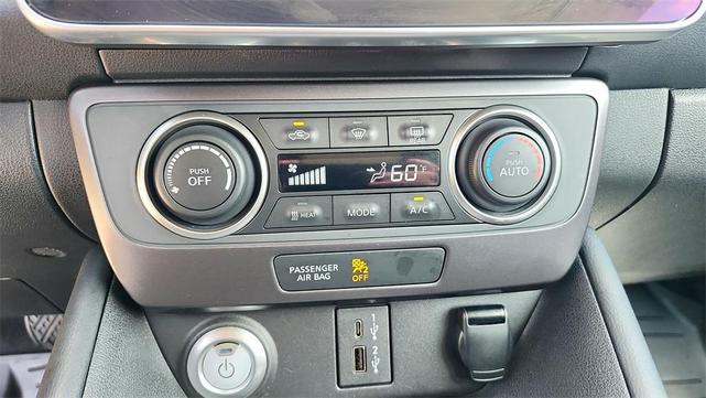 Photo of 2023 Glacier White Nissan Leaf