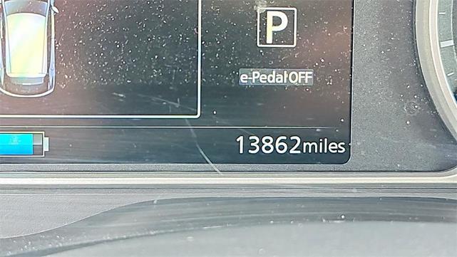 Photo of 2023 Glacier White Nissan Leaf