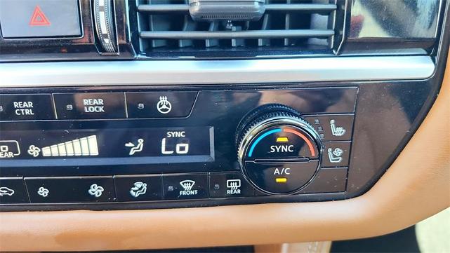 Photo of 2024 White Nissan Pathfinder