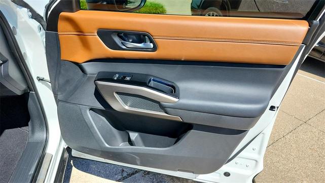 Photo of 2024 White Nissan Pathfinder