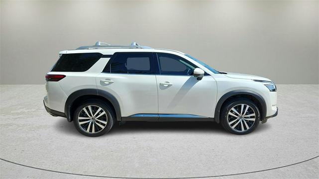 Photo of 2024 White Nissan Pathfinder