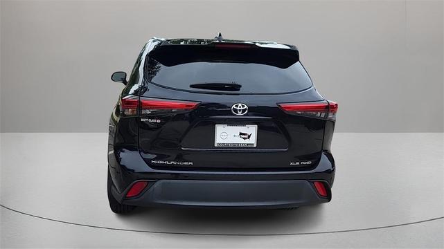 Photo of 2022 Black Toyota Highlander