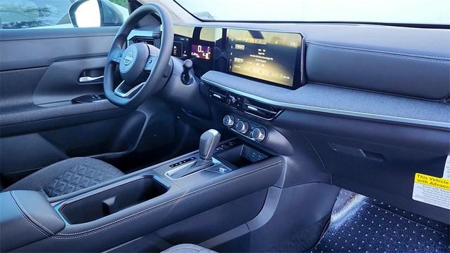 Photo of 2025 Gun Metallic Nissan Kicks