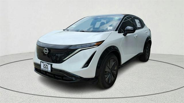 Photo of 2025 2t Wht Blk Roof Nissan ARIYA
