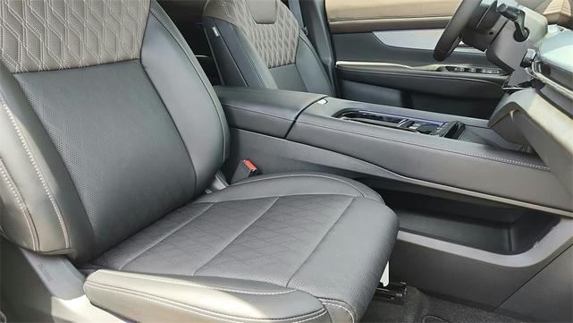Photo of 2025 White / Black Nissan Murano