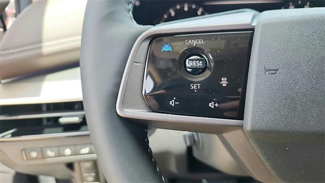 Photo of 2025 White / Black Nissan Murano