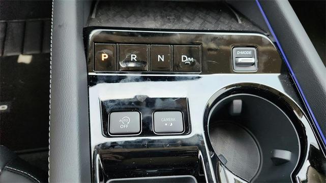 Photo of 2025 White / Black Nissan Murano
