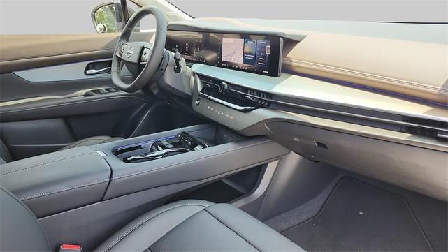 Photo of 2025 White / Black Nissan Murano