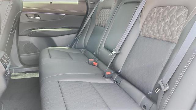 Photo of 2025 White / Black Nissan Murano