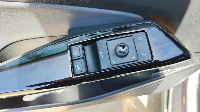 Photo of 2023 Silver Mist Volkswagen ID.4