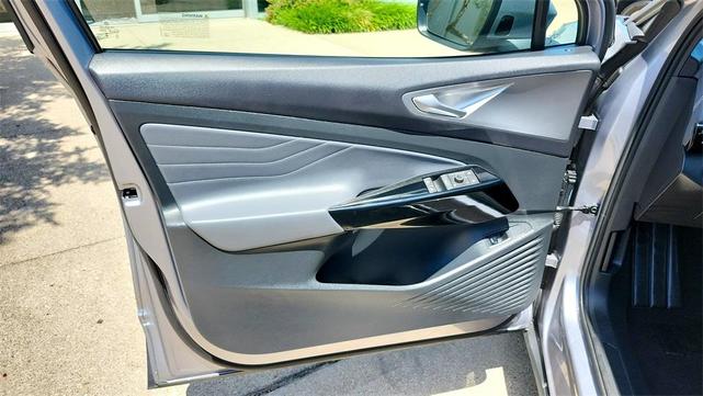 Photo of 2023 Silver Mist Volkswagen ID.4
