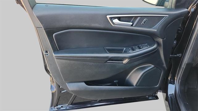 Photo of 2023 Black Metallic Ford Edge