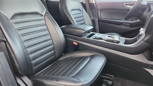 Photo of 2023 Black Metallic Ford Edge