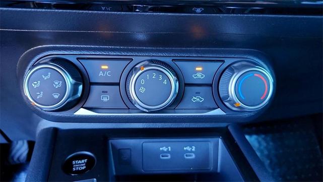 Photo of 2025 Super Black Nissan Kicks