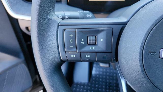 Photo of 2025 Super Black Nissan Kicks