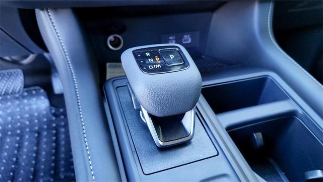 Photo of 2025 Glacier White Nissan Pathfinder