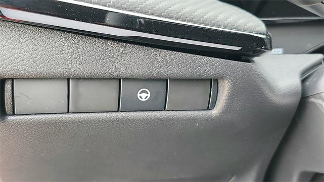 Photo of 2025 2t Red Blk Roof Nissan Kicks