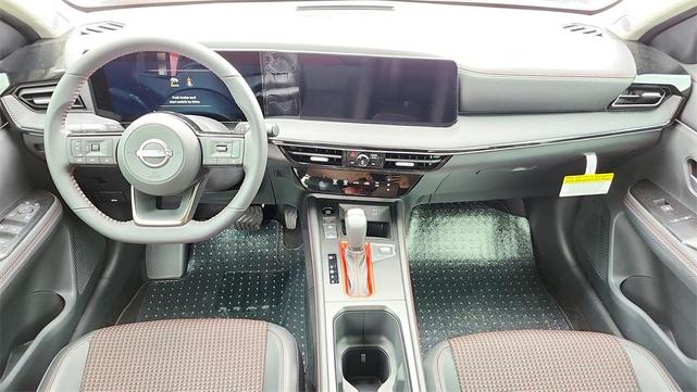Photo of 2025 2t Red Blk Roof Nissan Kicks