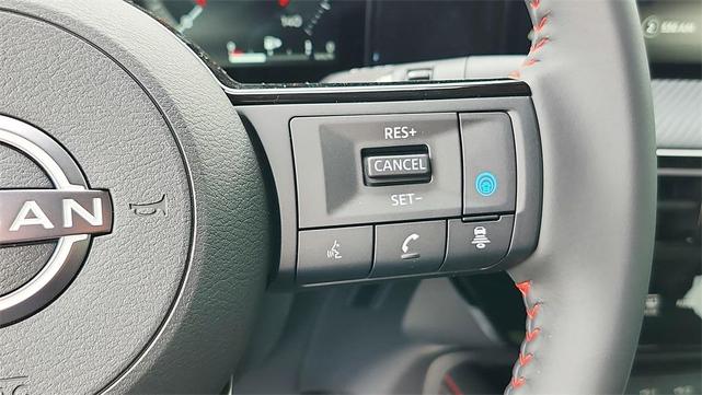 Photo of 2025 2t Red Blk Roof Nissan Kicks