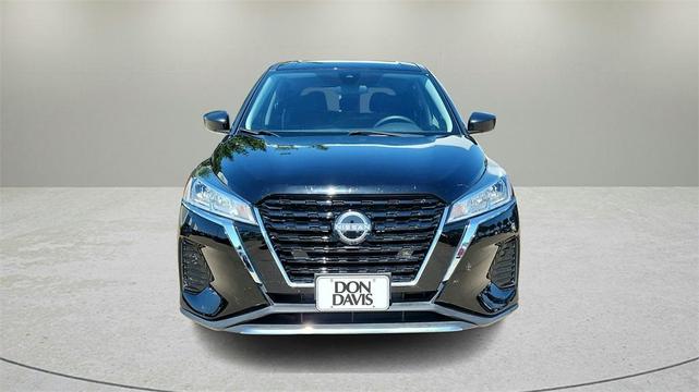 Photo of 2023 Super Black Nissan Kicks