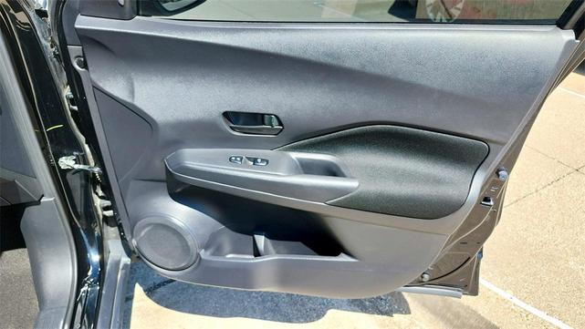 Photo of 2023 Super Black Nissan Kicks
