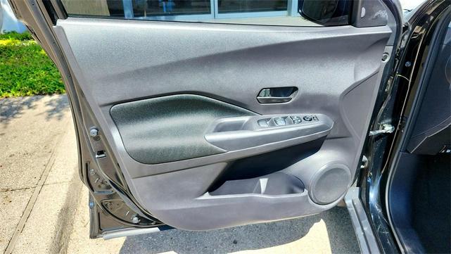 Photo of 2023 Super Black Nissan Kicks