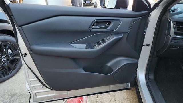 Photo of 2025 Brilliant Silver Metallic Nissan Rogue