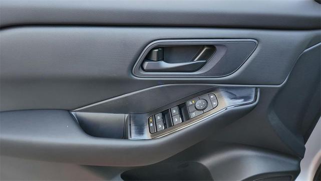 Photo of 2025 Brilliant Silver Metallic Nissan Rogue