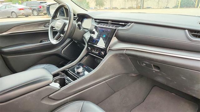 Photo of 2022 Bright White Clearcoat Jeep Grand Cherokee