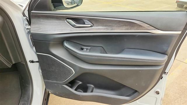 Photo of 2022 Bright White Clearcoat Jeep Grand Cherokee