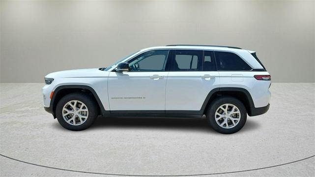 Photo of 2022 Bright White Clearcoat Jeep Grand Cherokee