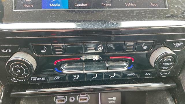 Photo of 2022 Bright White Clearcoat Jeep Grand Cherokee