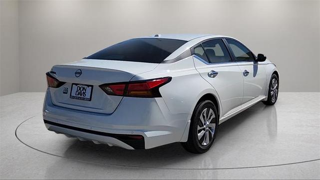 Photo of 2025 Glacier White Nissan Altima