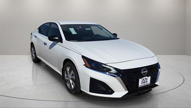Photo of 2025 Glacier White Nissan Altima