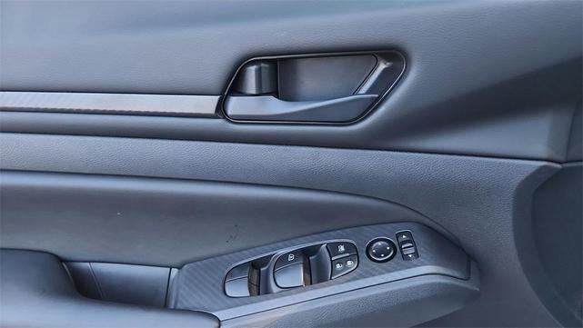 Photo of 2025 Glacier White Nissan Altima