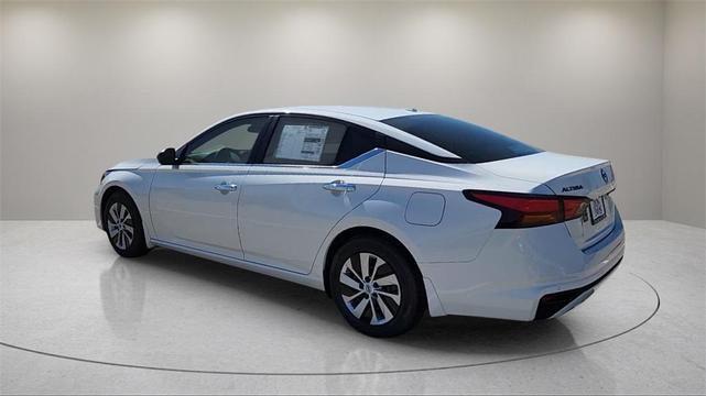 Photo of 2025 Glacier White Nissan Altima