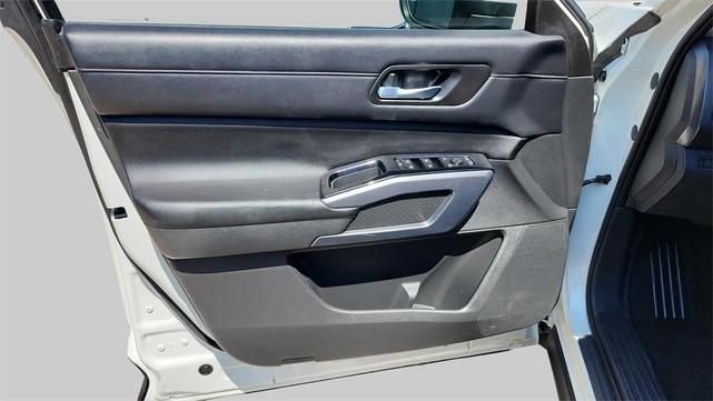 Photo of 2023 White Nissan Pathfinder
