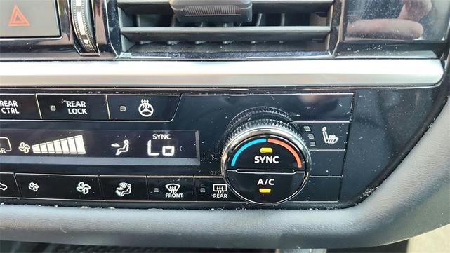 Photo of 2023 White Nissan Pathfinder
