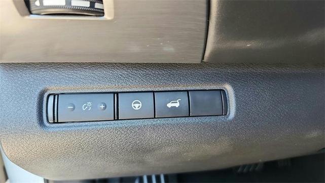 Photo of 2023 White Nissan Pathfinder