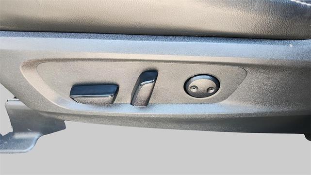 Photo of 2023 White Nissan Pathfinder