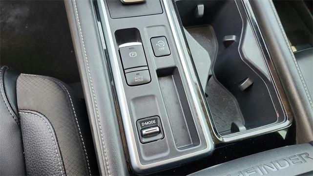 Photo of 2023 White Nissan Pathfinder