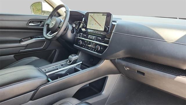 Photo of 2023 White Nissan Pathfinder